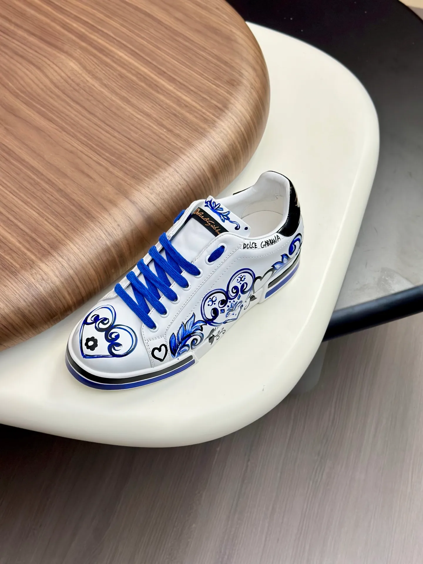 New product 💰900 DG Dolce & Gabbana men's shoes 💰ortofino graffiti calfskin sneakers ♞size; 39~44 (customized 38.45.46) Iconic men's shoes 💰ortofino series of sneakers, classic and timeless style, now presented with fashionable details. The calfskin engraved DG logo is a subtle finishing touch. Men's shoes💰ortofino calfskin sneakers: